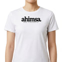 Camiseta com estampa frontal de "ahimsa não violência" e estampa traseira de "yamas" seguida por termos como "satya, brahmacharya, ahimsa, asteya, aparigraha".