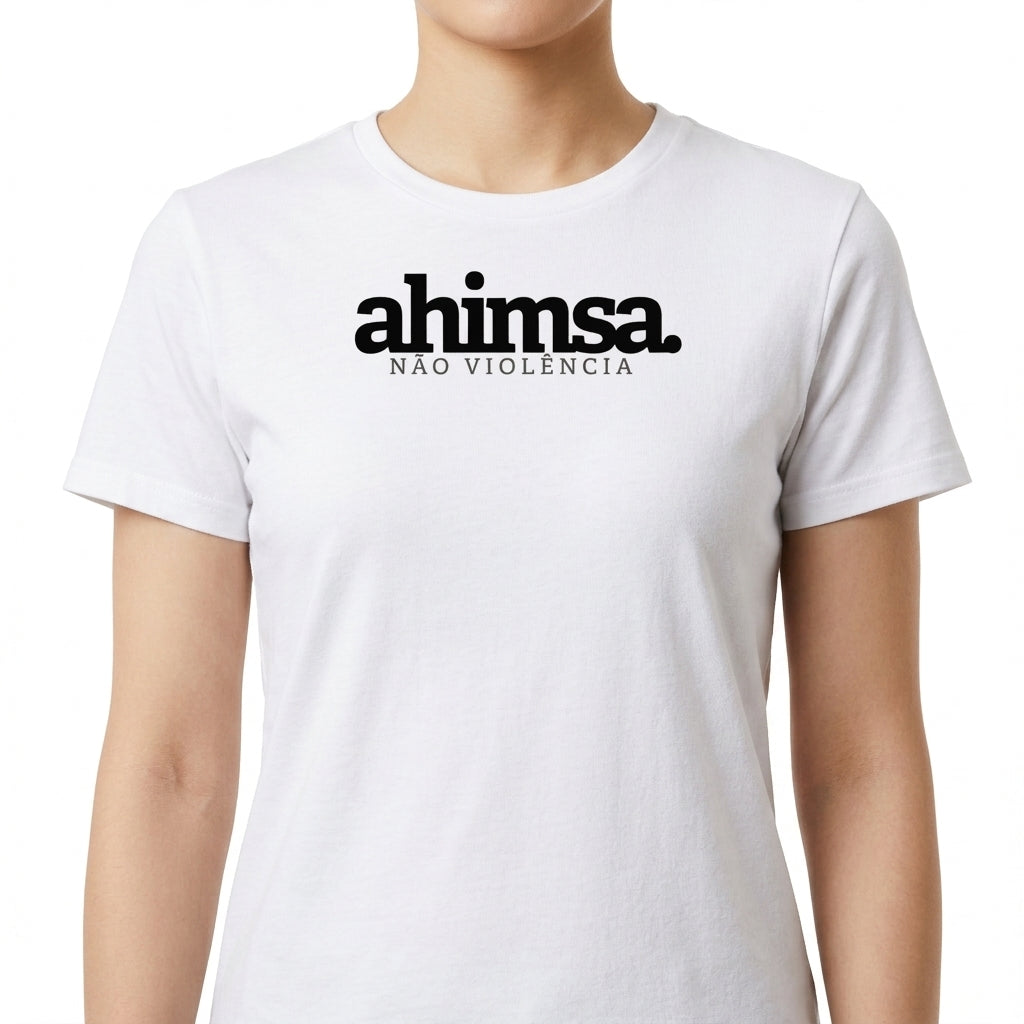 Camiseta com estampa frontal de "ahimsa não violência" e estampa traseira de "yamas" seguida por termos como "satya, brahmacharya, ahimsa, asteya, aparigraha".