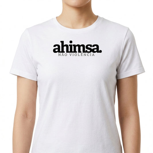 Camiseta com estampa frontal de "ahimsa não violência" e estampa traseira de "yamas" seguida por termos como "satya, brahmacharya, ahimsa, asteya, aparigraha".
