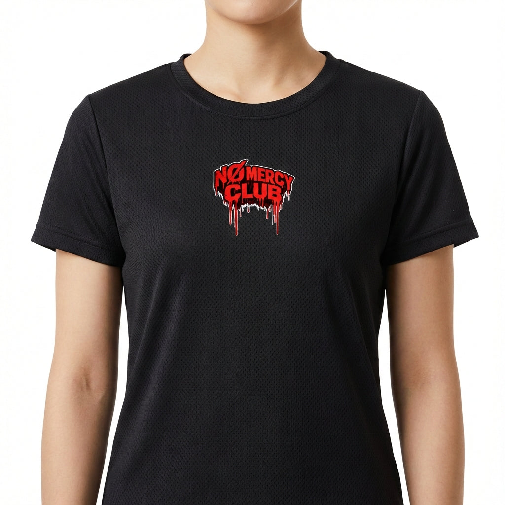 Camiseta com estampa frontal de texto estilizado "No Mercy Club" gotejante e estampa traseira de uma cobra em posição de ataque, envolta em círculo gotejante.