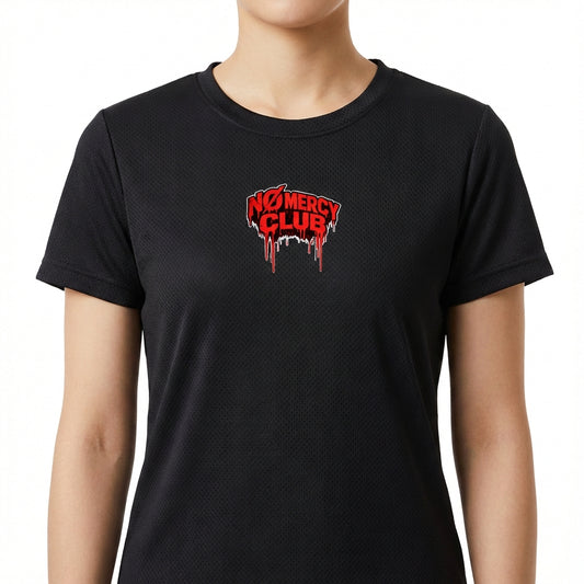 Camiseta com estampa frontal de texto estilizado "No Mercy Club" gotejante e estampa traseira de uma cobra em posição de ataque, envolta em círculo gotejante.