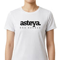 Camiseta com estampa frontal de "asteya. NÃO ROUBAR" e estampa traseira de "yamas." seguida de conceitos como "satya", "brahmacharya", "ahimsa", "asteya" e "aparigraha".