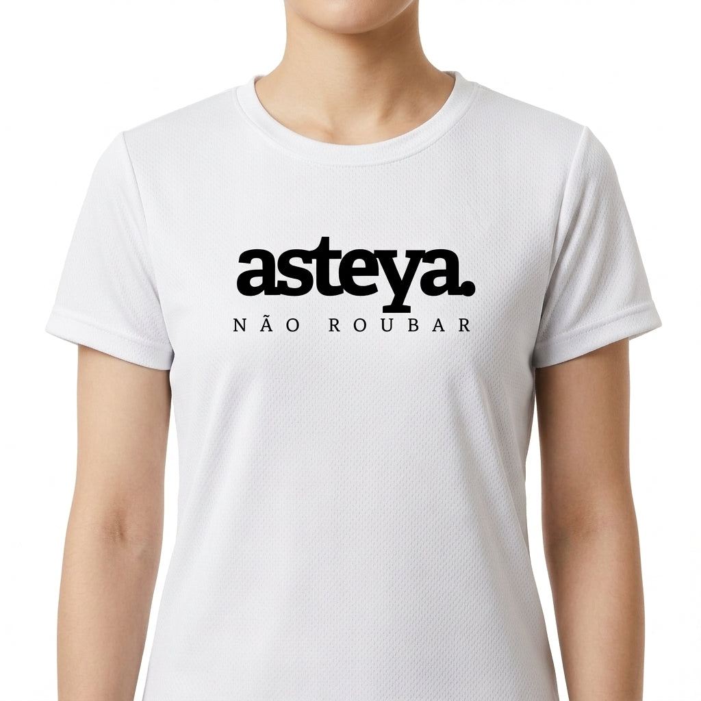 Camiseta com estampa frontal de "asteya. NÃO ROUBAR" e estampa traseira de "yamas." seguida de conceitos como "satya", "brahmacharya", "ahimsa", "asteya" e "aparigraha".
