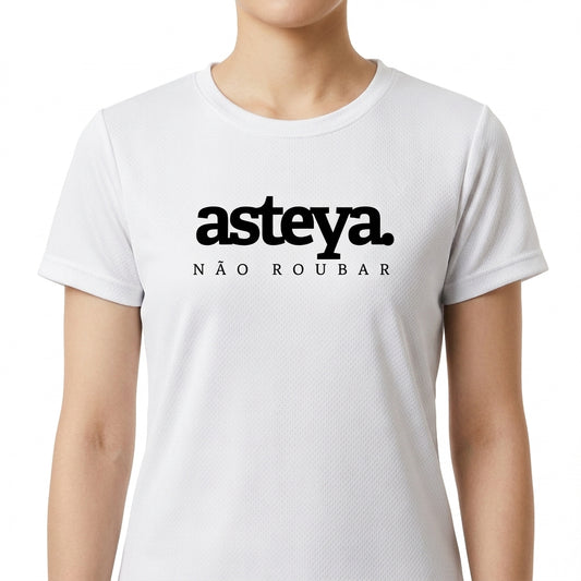 Camiseta com estampa frontal de "asteya. NÃO ROUBAR" e estampa traseira de "yamas." seguida de conceitos como "satya", "brahmacharya", "ahimsa", "asteya" e "aparigraha".