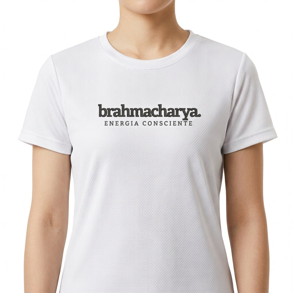 Camiseta com estampa frontal de "brahmacharya. energia consciente" e estampa traseira de "yamas." seguida de palavras como satya, ahimsa, asteya e aparigraha.