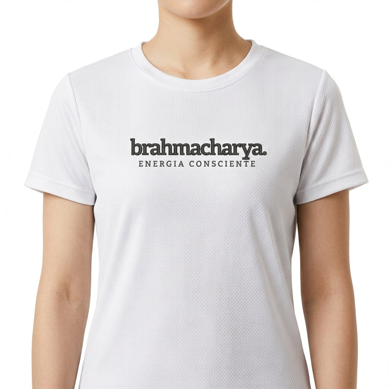 Camiseta com estampa frontal de "brahmacharya. energia consciente" e estampa traseira de "yamas." seguida de palavras como satya, ahimsa, asteya e aparigraha.