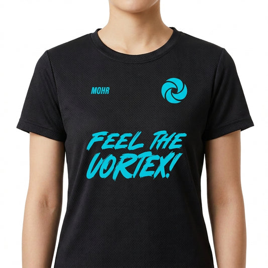 Camiseta com estampa frontal de texto estilizado "FEEL THE VORTEX!" e logo geométrico; estampa traseira de texto "BOTUVA 2026 VORTEX 4 WAY TEAM" com ícone gráfico.
