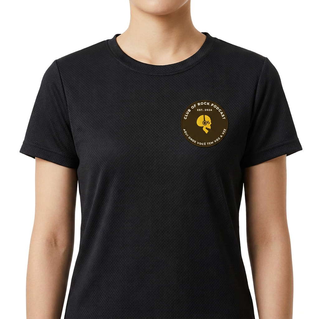 Camiseta com estampa frontal de um emblema circular com crânio e fones, acompanhado de texto "CLUB OF ROCK PODCAST" e "EST. 2K24". Mesma estampa traseira.