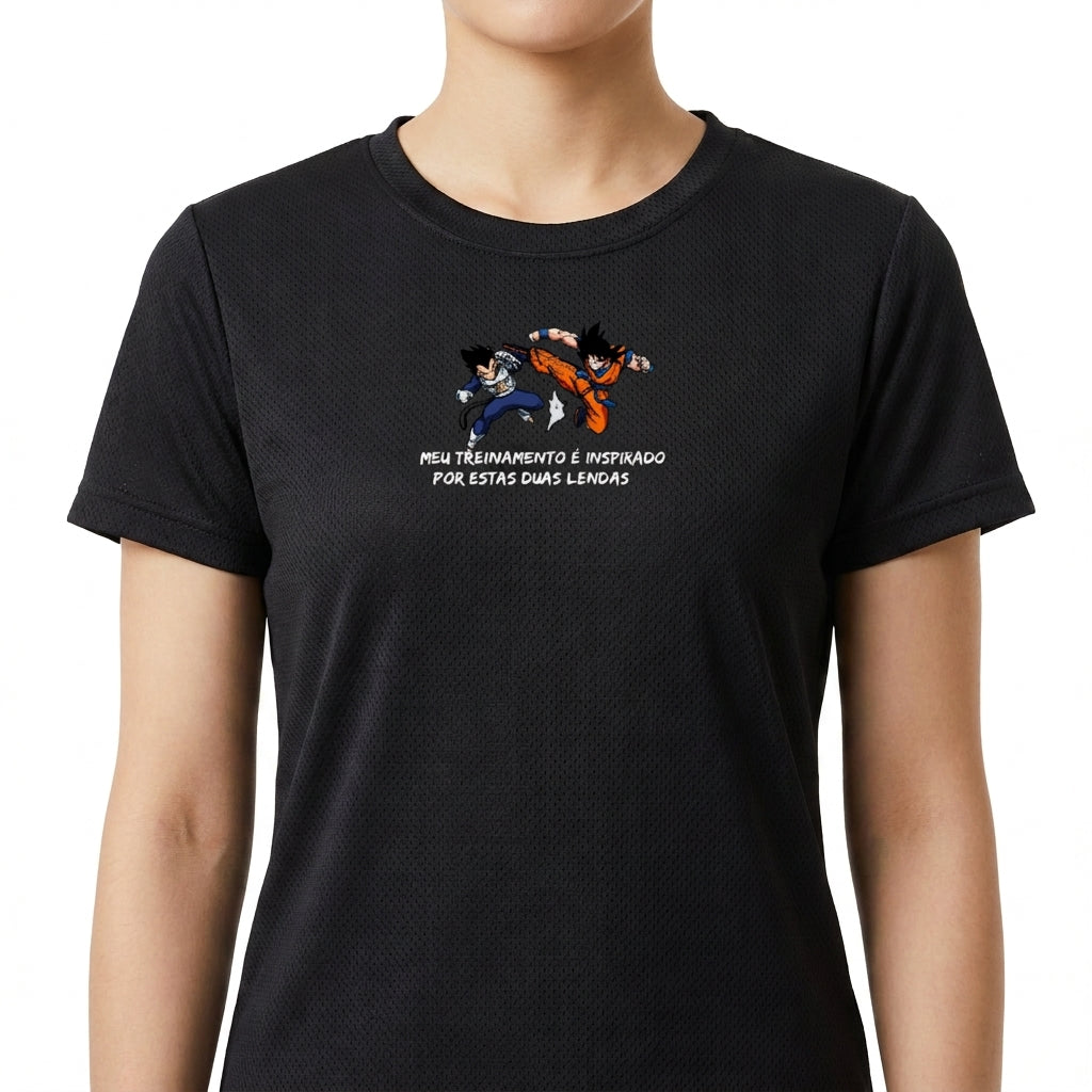Camiseta com estampa frontal de dois personagens em poses dinâmicas e texto "meu treinamento é inspirado por estas duas lendas" centralizado.
