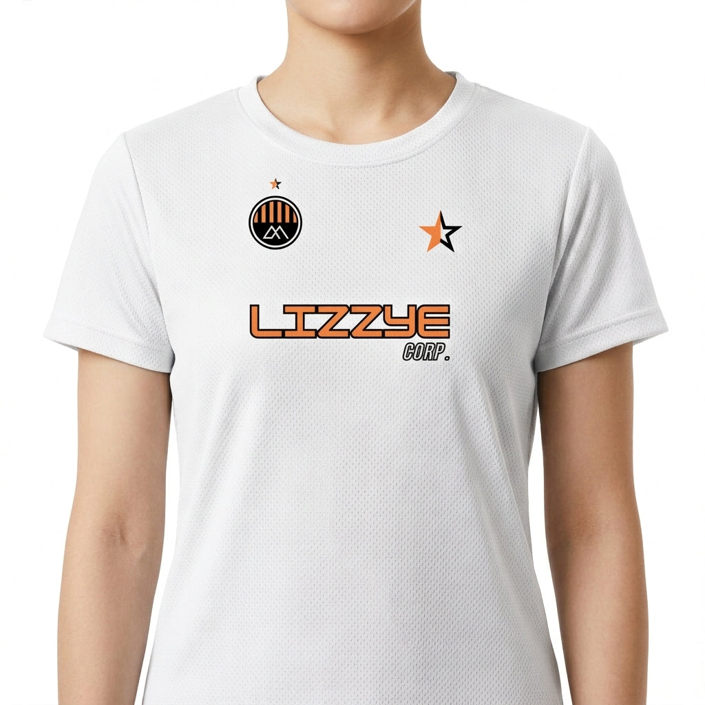 Camiseta com estampa frontal de logotipo circular com montanhas, estrela e texto "LIZZYE CORP." e estampa traseira de texto "LIZZYE CORP." e logotipo geométrico.