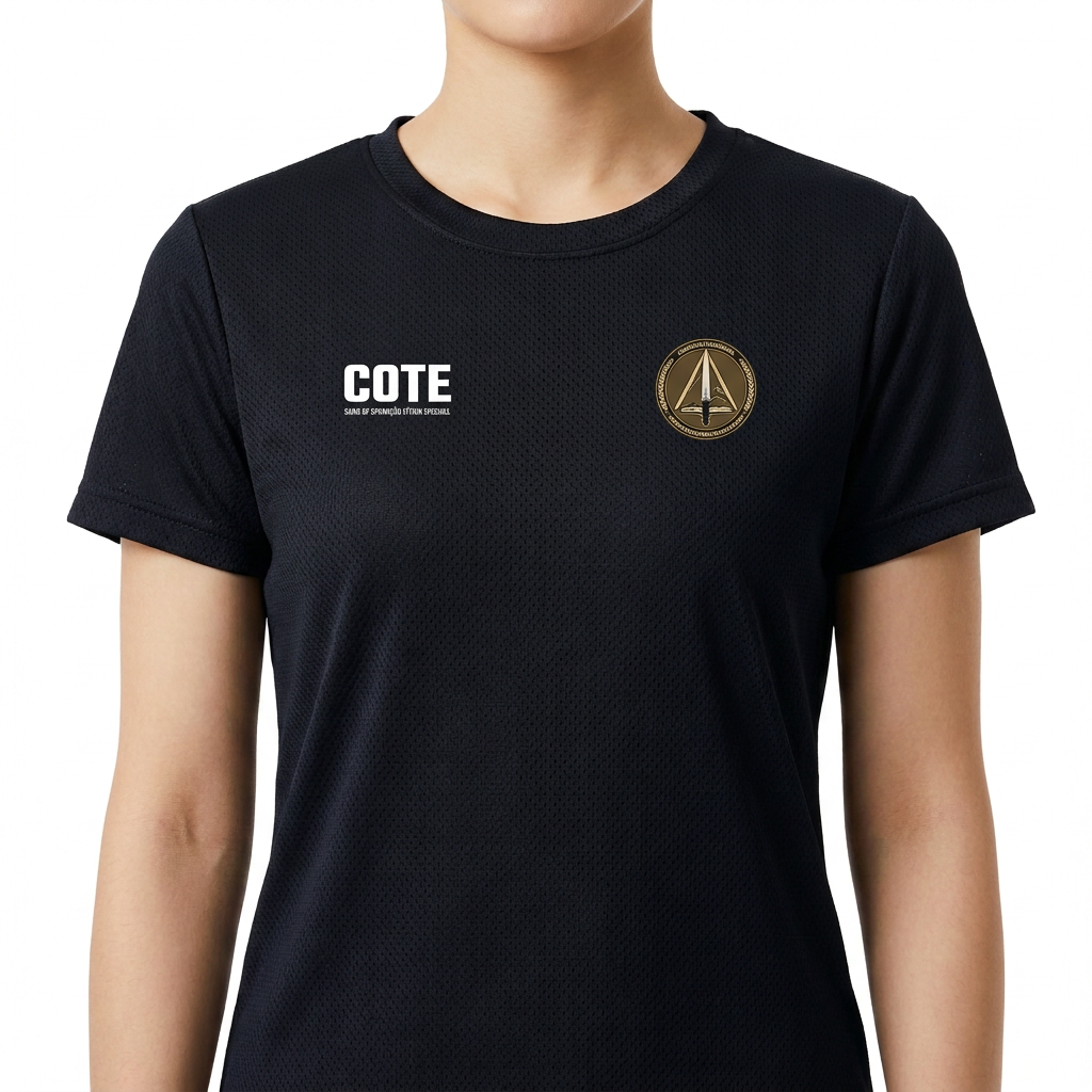 Camiseta com estampa frontal de uma inscrição "COTE" e um emblema com uma lança dourada, e estampa traseira de um círculo com diversos símbolos e inscrições.