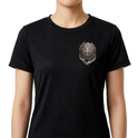 Camiseta com estampa frontal de símbolo circular ornamentado com detalhes intrincados e estampa traseira de texto sobreposto por símbolo em cima.