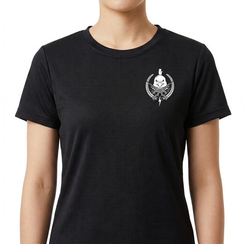 Camiseta com estampa frontal de águia estilizada em um emblema circular com raios e folhas e estampa traseira expandida com detalhes gráficos adicionais.