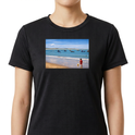 Camiseta com estampa frontal de uma praia com barcos no horizonte e uma criança na areia, e estampa traseira com a inscrição "PITANGUI-RN".