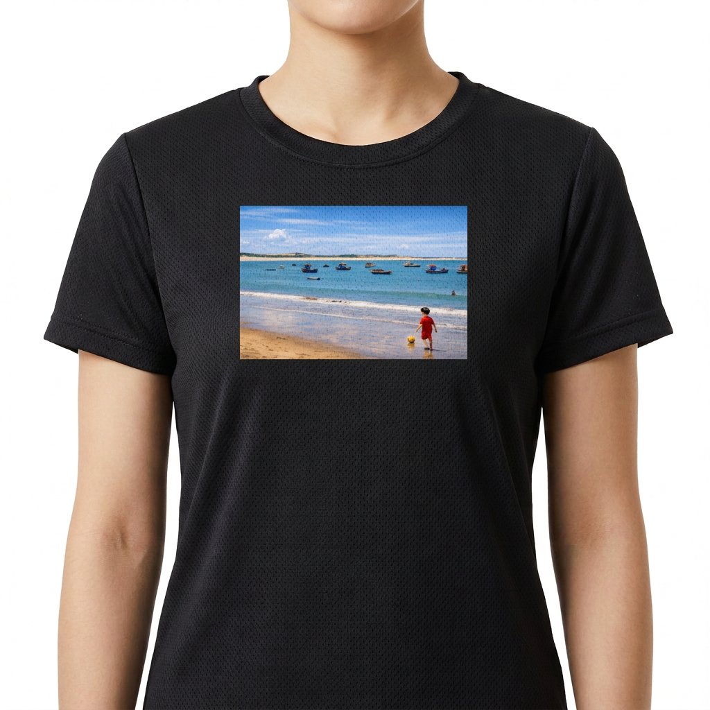 Camiseta com estampa frontal de uma praia com barcos no horizonte e uma criança na areia, e estampa traseira com a inscrição "PITANGUI-RN".