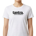 Camiseta com estampa frontal de texto em destaque com a palavra "tantra" em letras grandes seguidas das palavras "amor e consciência" em letras menores.