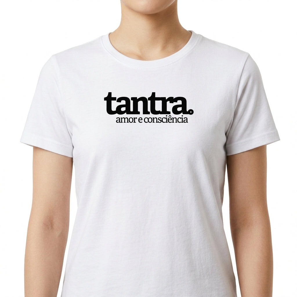 Camiseta com estampa frontal de texto em destaque com a palavra "tantra" em letras grandes seguidas das palavras "amor e consciência" em letras menores.