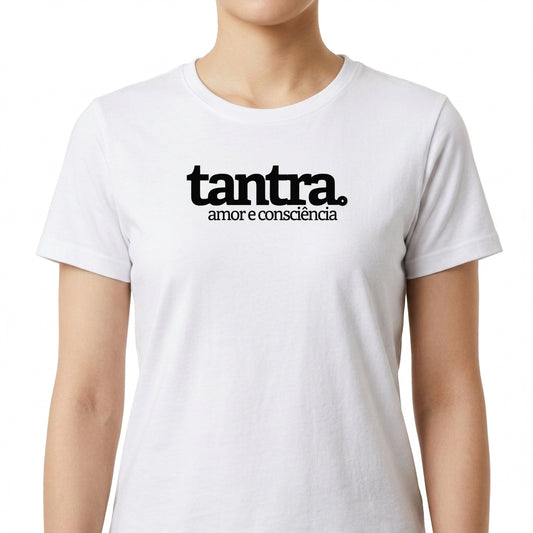 Camiseta com estampa frontal de texto em destaque com a palavra "tantra" em letras grandes seguidas das palavras "amor e consciência" em letras menores.