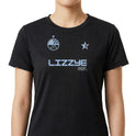 Camiseta com estampa frontal de estrela, logotipo circular com montanha e lua, texto "Lizzye Corp", e estampa traseira de texto com símbolo triangular.