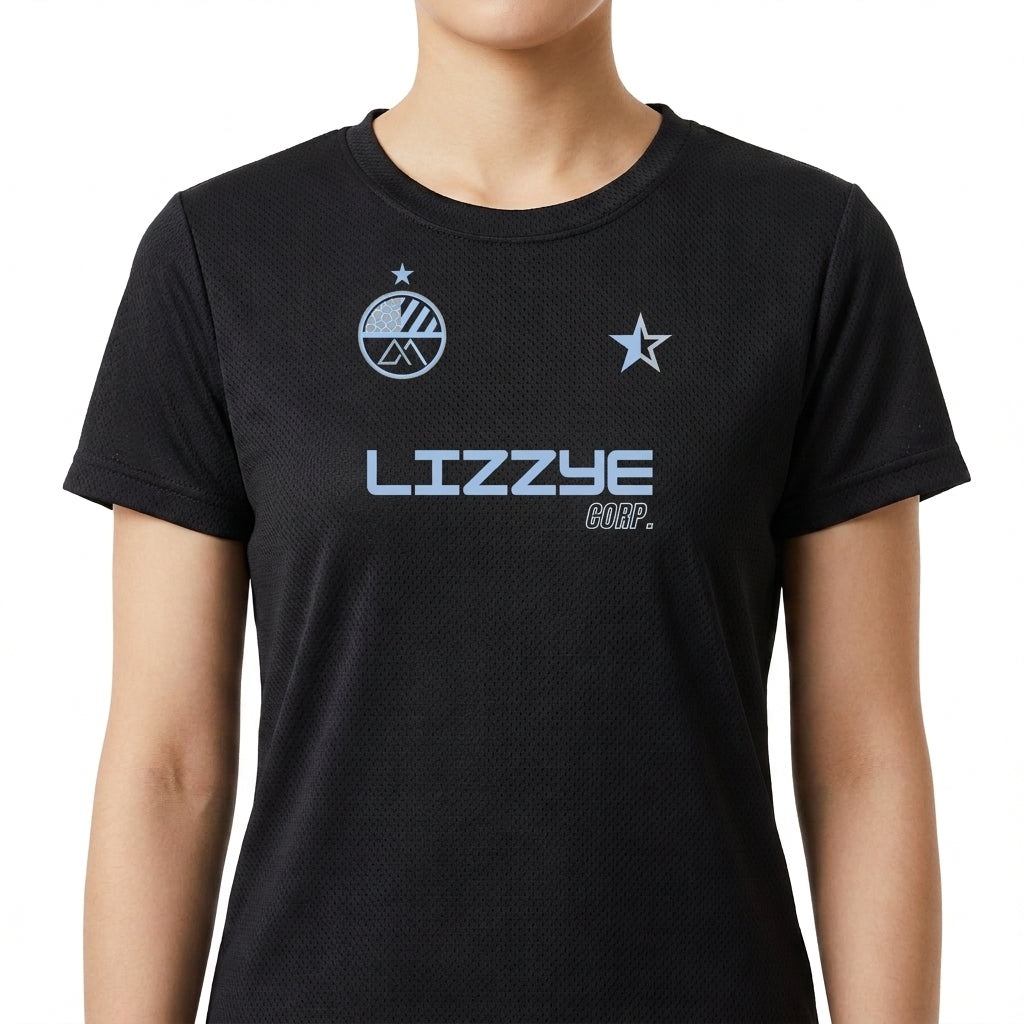 Camiseta com estampa frontal de estrela, logotipo circular com montanha e lua, texto "Lizzye Corp", e estampa traseira de texto com símbolo triangular.