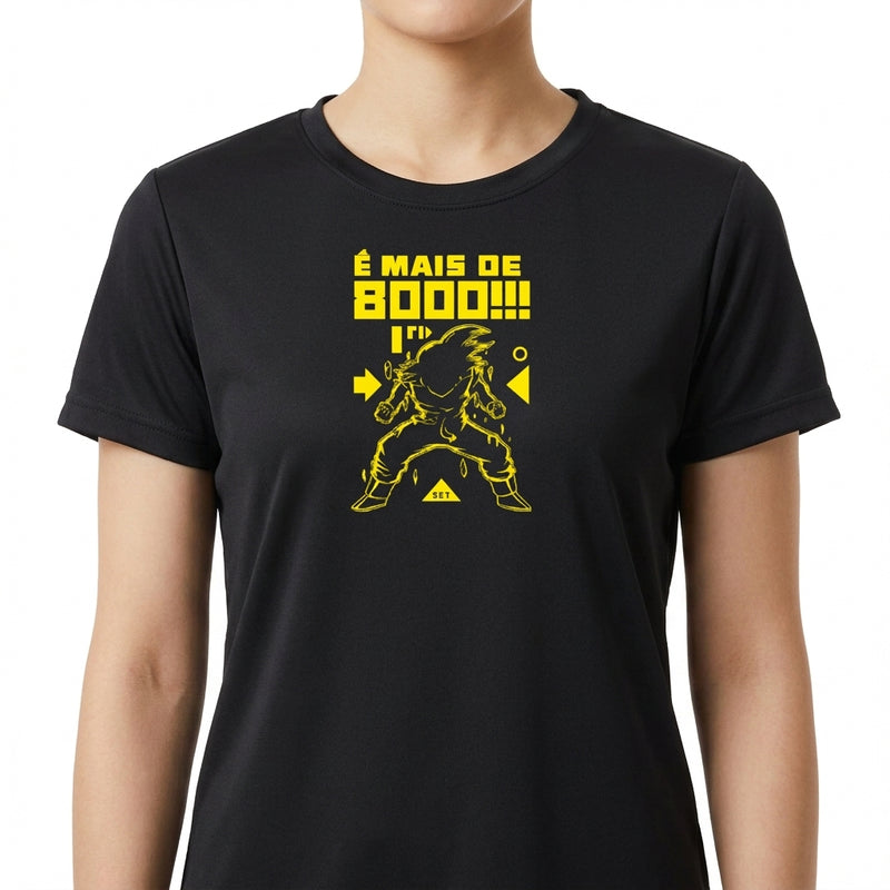 Camiseta com estampa frontal de personagem em pose poderosa cercado por elementos gráficos e a frase "É mais de 8000!!!".