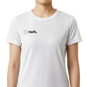 Camiseta com estampa frontal de logotipo estilizado incluindo texto "merk." e estampa traseira de interseção de dois círculos com textos "vesica piscis." e "ventre do universo".
