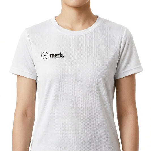 Camiseta com estampa frontal de logotipo estilizado incluindo texto "merk." e estampa traseira de interseção de dois círculos com textos "vesica piscis." e "ventre do universo".