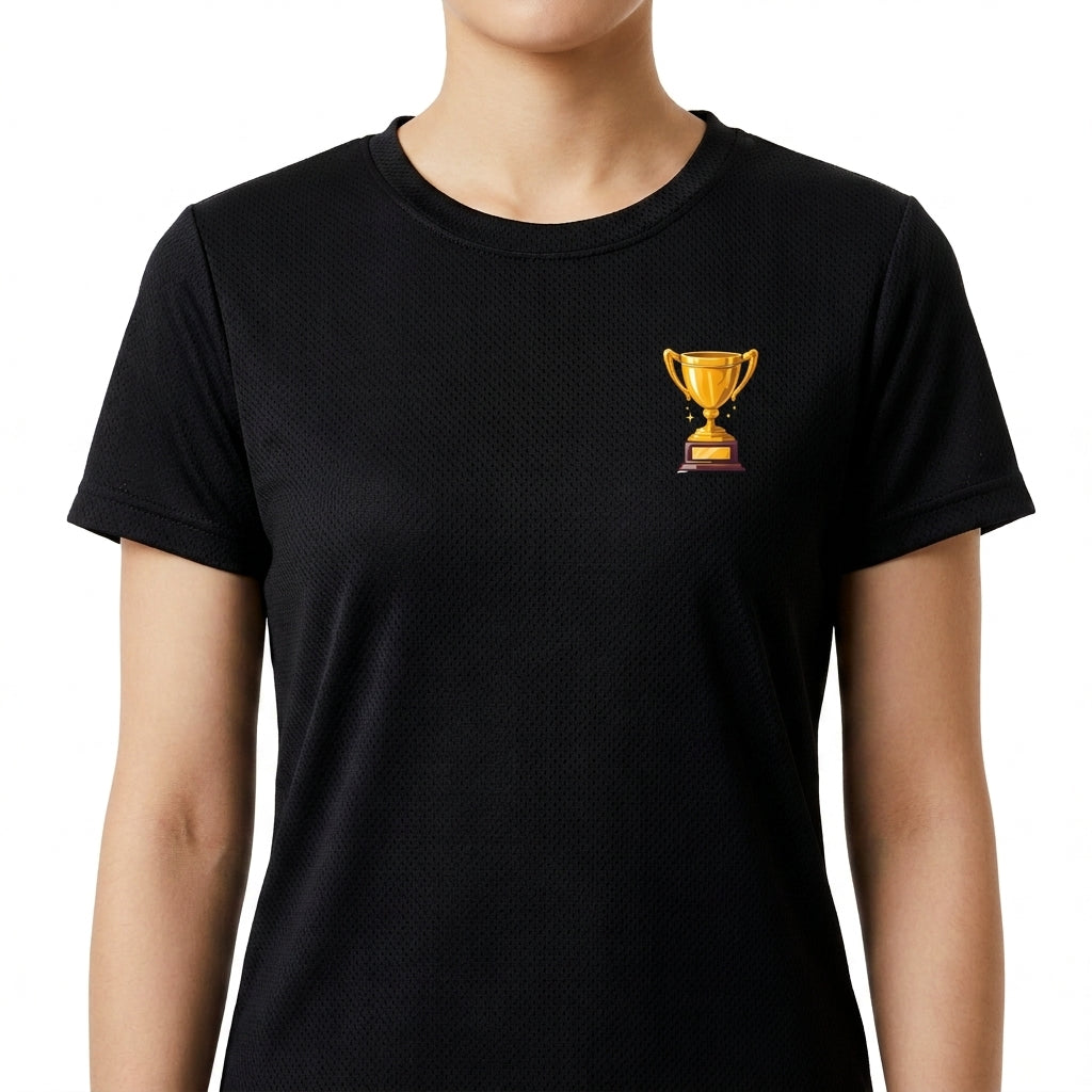 Camiseta com estampa frontal de troféu e estampa traseira de troféu grande acompanhado da frase "QUEM VENCER HERDARA TODAS ESSAS COISAS APOCALIPSE 21:7".