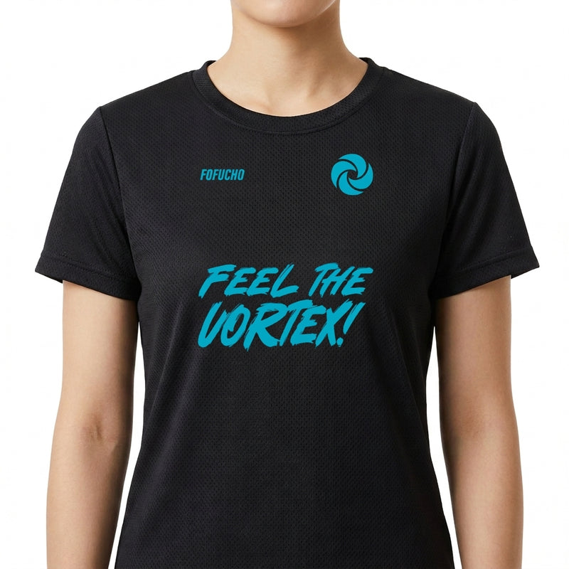 Camiseta com estampa frontal de frase estilizada "FEEL THE VORTEX!" e logo espiral, e estampa traseira de texto "BOTUVA 2026 VORTEX 4 WAY TEAM" em layout compacto.