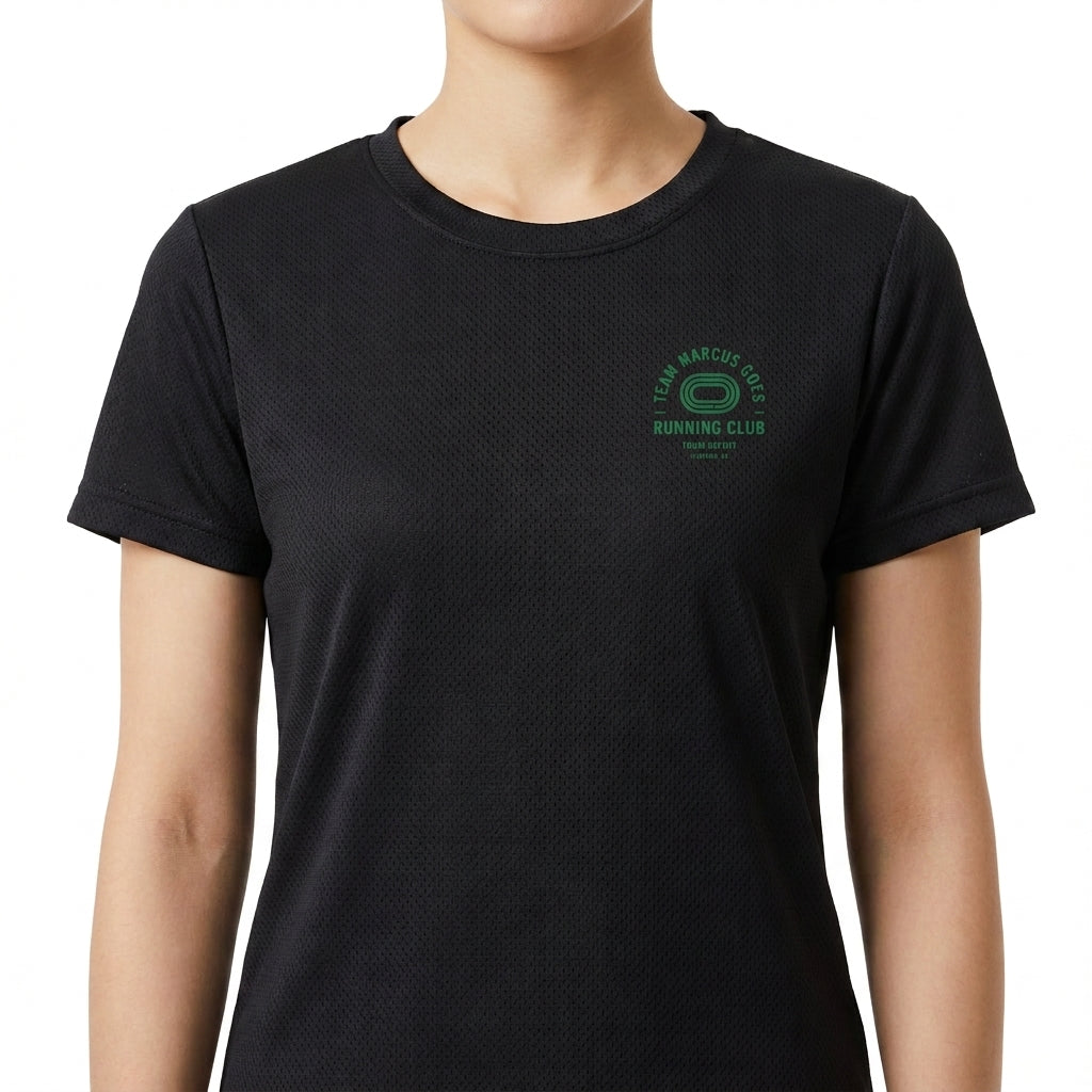 Camiseta com estampa frontal de tipografia circular em torno de um tênis, dizendo 