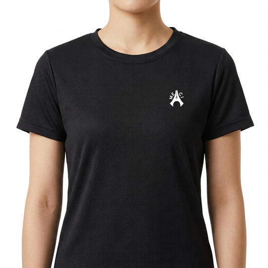 Camiseta com estampa frontal de símbolo gráfico minimalista no lado esquerdo do peito e estampa traseira de texto vertical "RUNNING" centralizado.