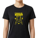 Camiseta com estampa frontal de uma silhueta de personagem em pose de luta, acompanhada da frase "É mais de 8000!!!" e elementos geométricos.