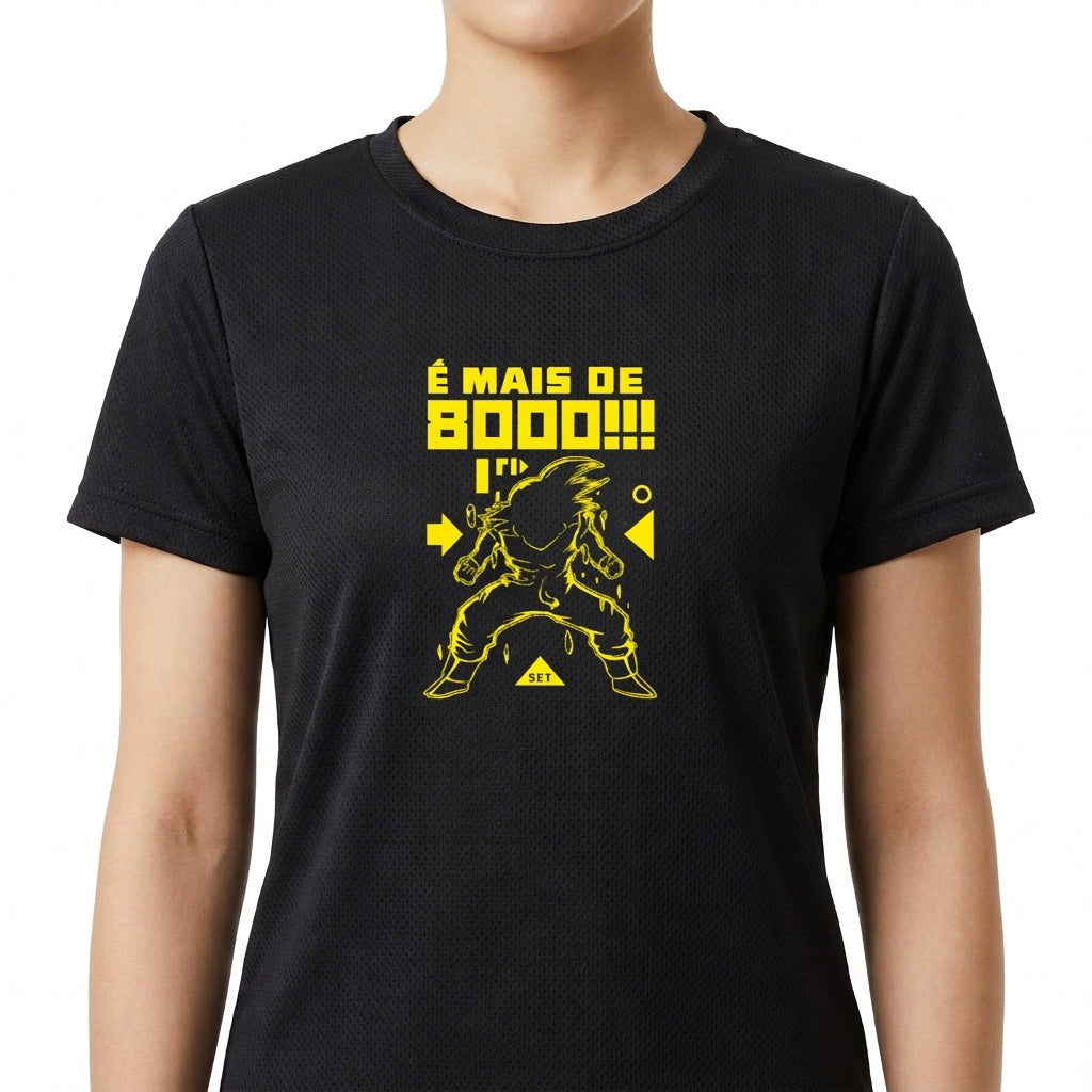Camiseta com estampa frontal de uma silhueta de personagem em pose de luta, acompanhada da frase "É mais de 8000!!!" e elementos geométricos.