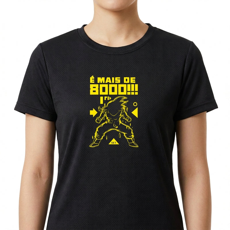 Camiseta com estampa frontal de uma silhueta de personagem em pose de luta, acompanhada da frase "É mais de 8000!!!" e elementos geométricos.