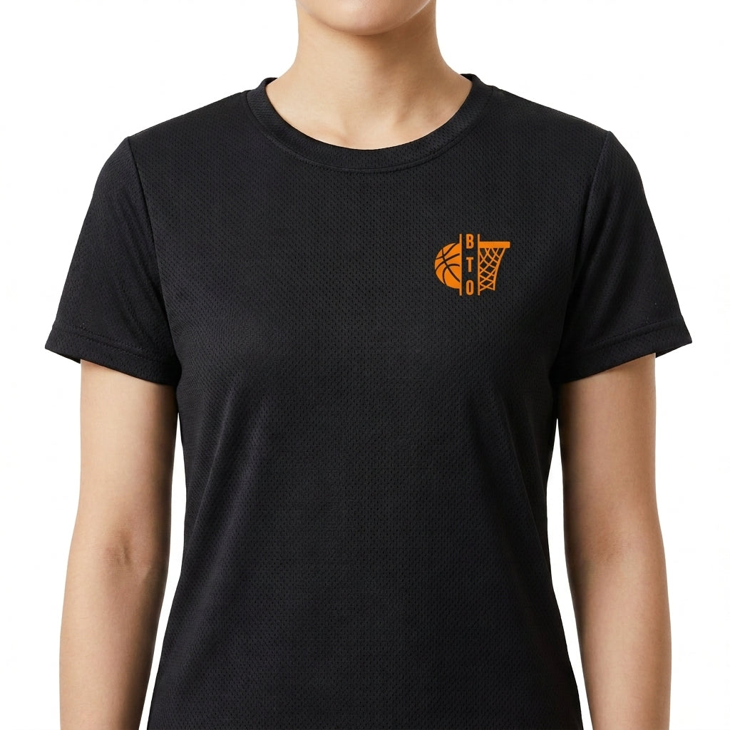 Camiseta com estampa frontal de bola de basquete e cesta, acompanhada da palavra "BIDO" estilizada verticalmente, e estampa traseira com a mensagem "X LISO & ENTERRA FÁCIL".