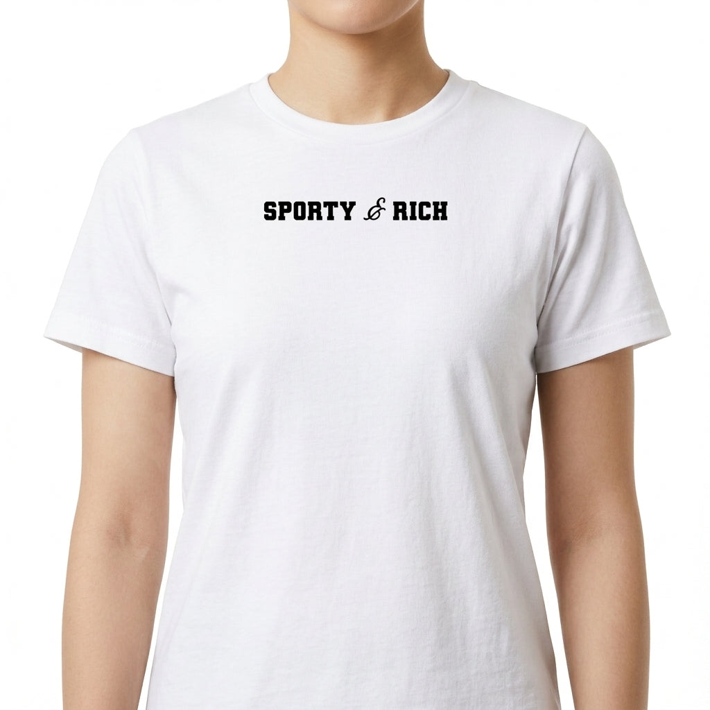 Camiseta com estampa frontal de "Sporty & Rich" em fonte estilizada e estampa traseira de "Sporty & Rich Running Club" com "Rower Club" em destaque.