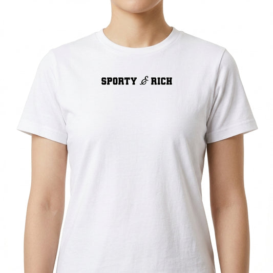 Camiseta com estampa frontal de "Sporty & Rich" em fonte estilizada e estampa traseira de "Sporty & Rich Running Club" com "Rower Club" em destaque.