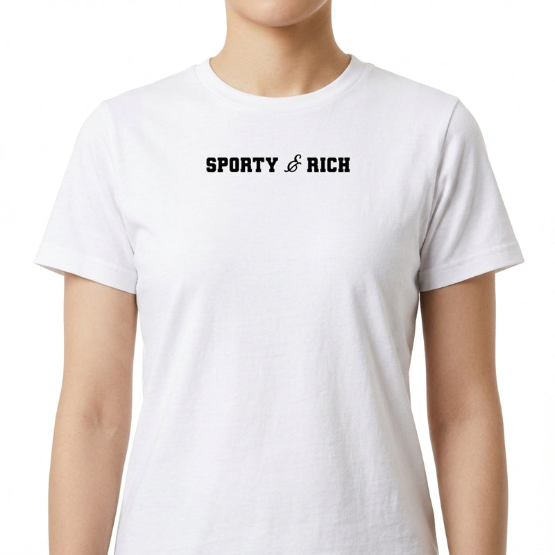 Camiseta com estampa frontal de "Sporty & Rich" em fonte estilizada e estampa traseira de "Sporty & Rich Running Club" com "Rower Club" em destaque.