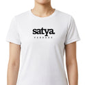 Camiseta com estampa frontal de "satya verdade" e estampa traseira de lista vertical com "yamas", incluindo termos como "satya", "brahmacharya" e outros significados.