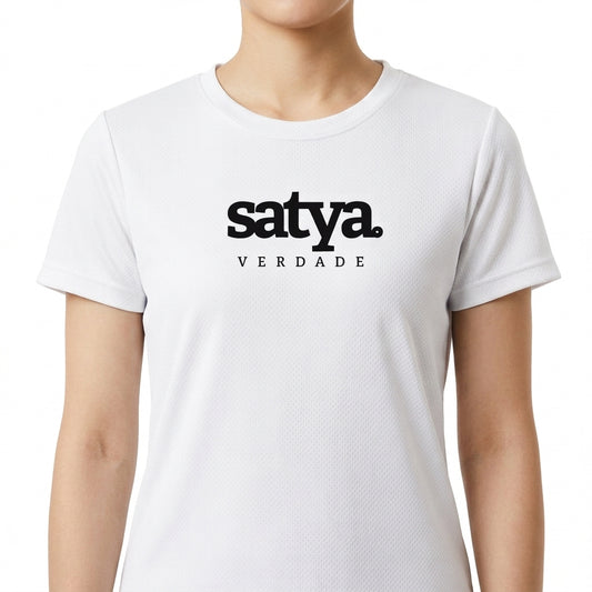 Camiseta com estampa frontal de "satya verdade" e estampa traseira de lista vertical com "yamas", incluindo termos como "satya", "brahmacharya" e outros significados.