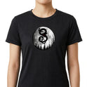 Camiseta com estampa frontal de círculo lunar com dragão estilizado em contraste sobre floresta sombria e detalhes vermelhos intensos.