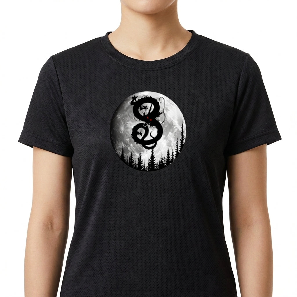 Camiseta com estampa frontal de círculo lunar com dragão estilizado em contraste sobre floresta sombria e detalhes vermelhos intensos.