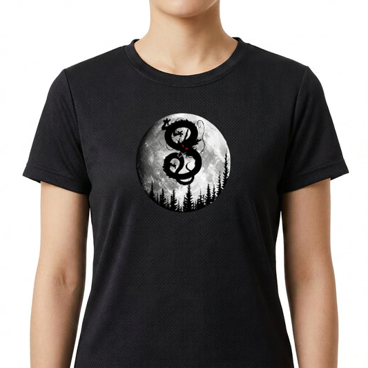 Camiseta com estampa frontal de círculo lunar com dragão estilizado em contraste sobre floresta sombria e detalhes vermelhos intensos.