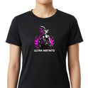 Camiseta com estampa frontal de figura musculosa em pose séria, cercada por chamas estilizadas, acima da frase "Ultra Instinto".