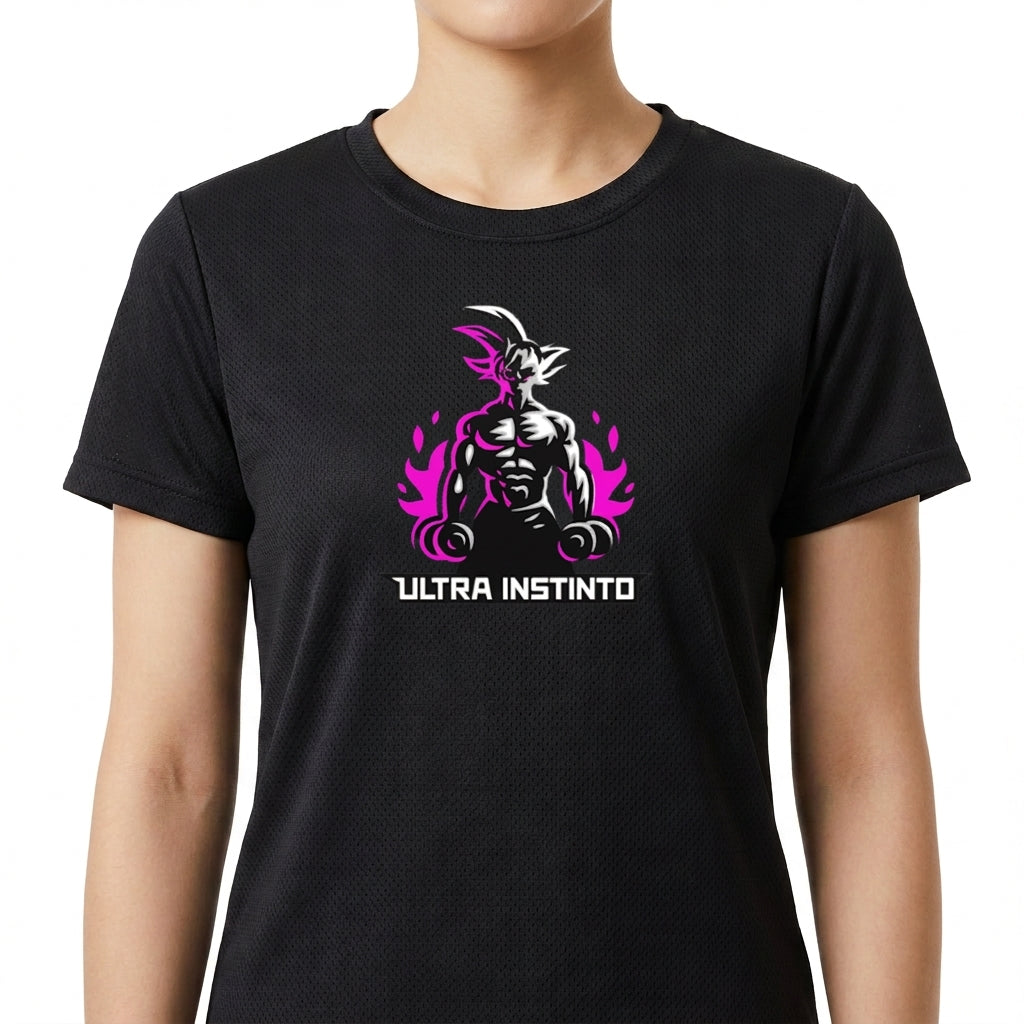 Camiseta com estampa frontal de figura musculosa em pose séria, cercada por chamas estilizadas, acima da frase "Ultra Instinto".