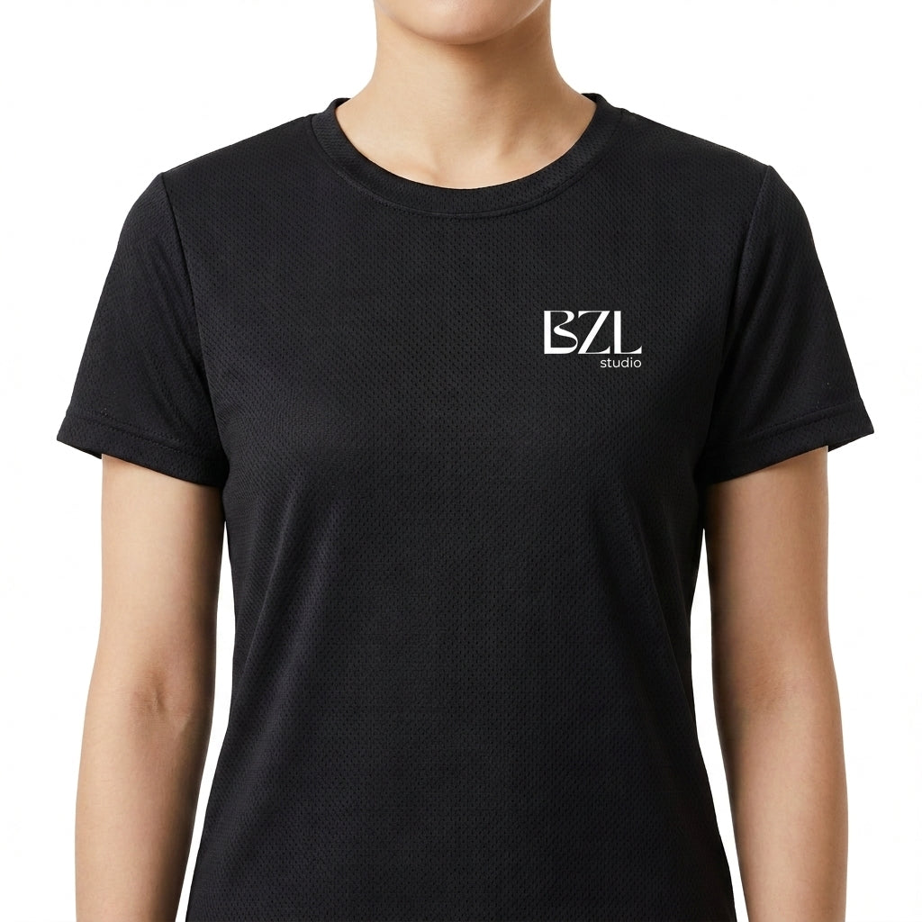 Camiseta com estampa frontal de logo minimalista composto por caracteres estilizados dispostos em um formato geométrico e visualmente equilibrado.