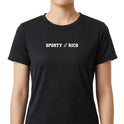 Camiseta com estampa frontal de lettering "SPORTY & RICH" e estampa traseira de "SPORTY & RICH RUNNING CLUB" acompanhada de "Rowher Club" abaixo.