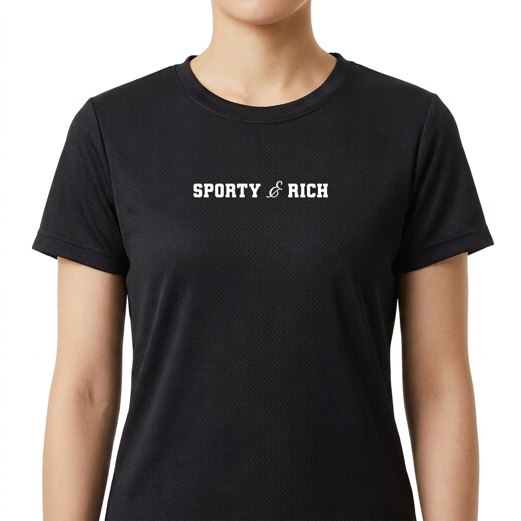 Camiseta com estampa frontal de lettering "SPORTY & RICH" e estampa traseira de "SPORTY & RICH RUNNING CLUB" acompanhada de "Rowher Club" abaixo.