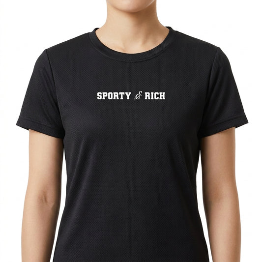 Camiseta com estampa frontal de lettering "SPORTY & RICH" e estampa traseira de "SPORTY & RICH RUNNING CLUB" acompanhada de "Rowher Club" abaixo.