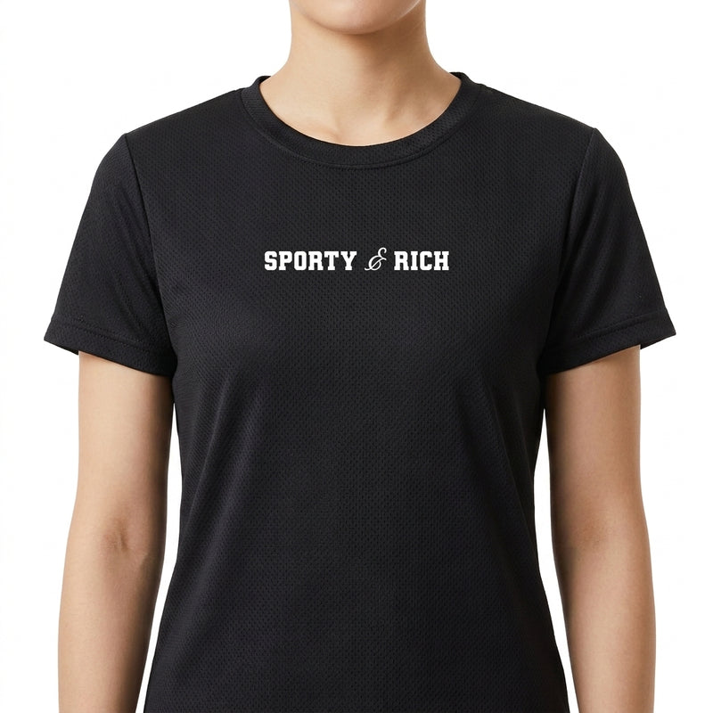 Camiseta com estampa frontal de lettering "SPORTY & RICH" e estampa traseira de "SPORTY & RICH RUNNING CLUB" acompanhada de "Rowher Club" abaixo.